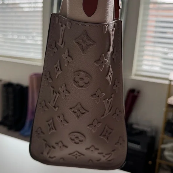 Louis Vuitton On My Side - Picture 3 of 11